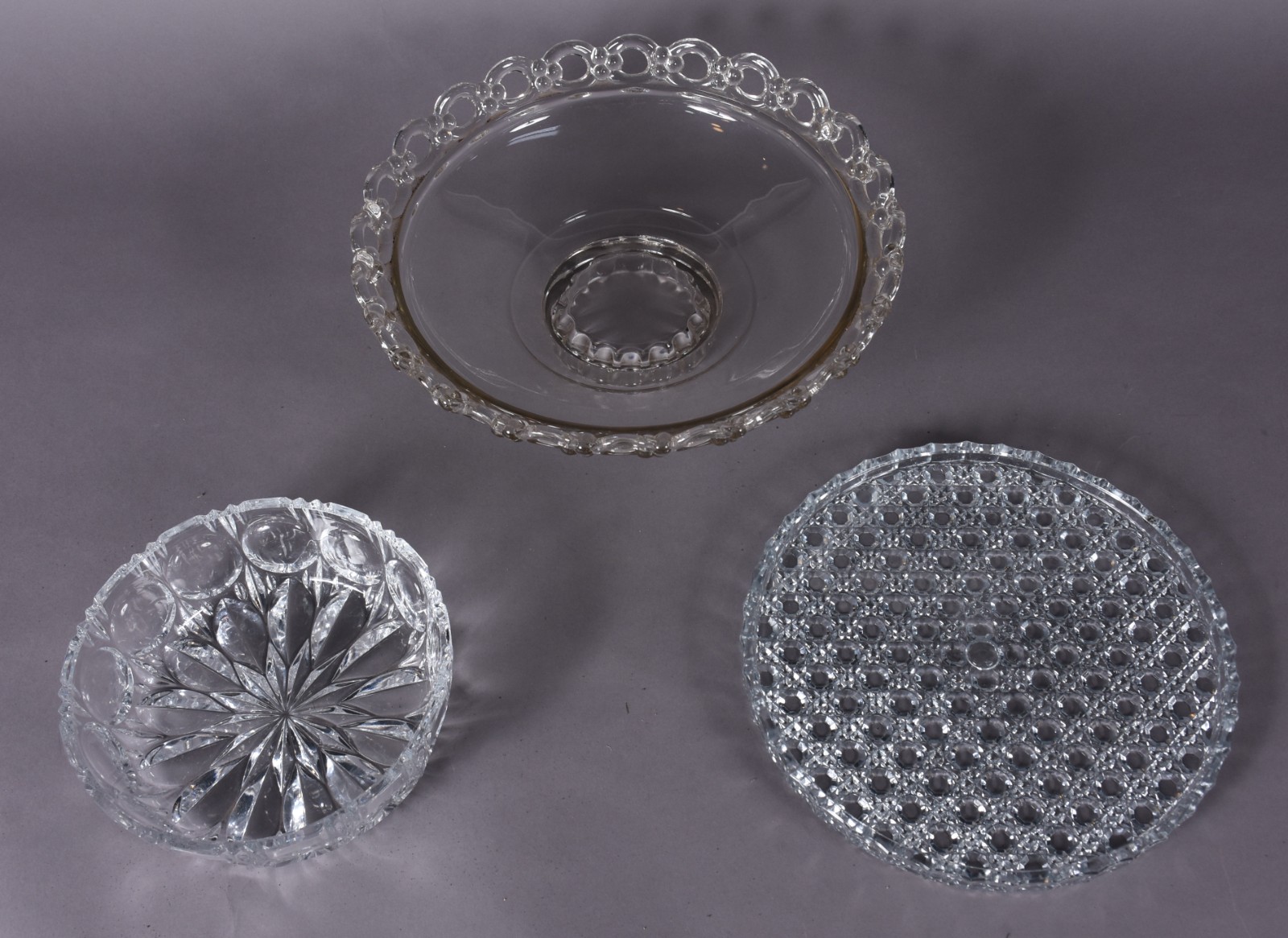 Três peças de cristal, sendo prato para bolo, bowl e centro de mesa. - foto 3 de 8