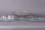 Três peças de cristal, sendo prato para bolo, b... - Três peças de cristal, sendo prato para bolo, bowl e centro de mesa.