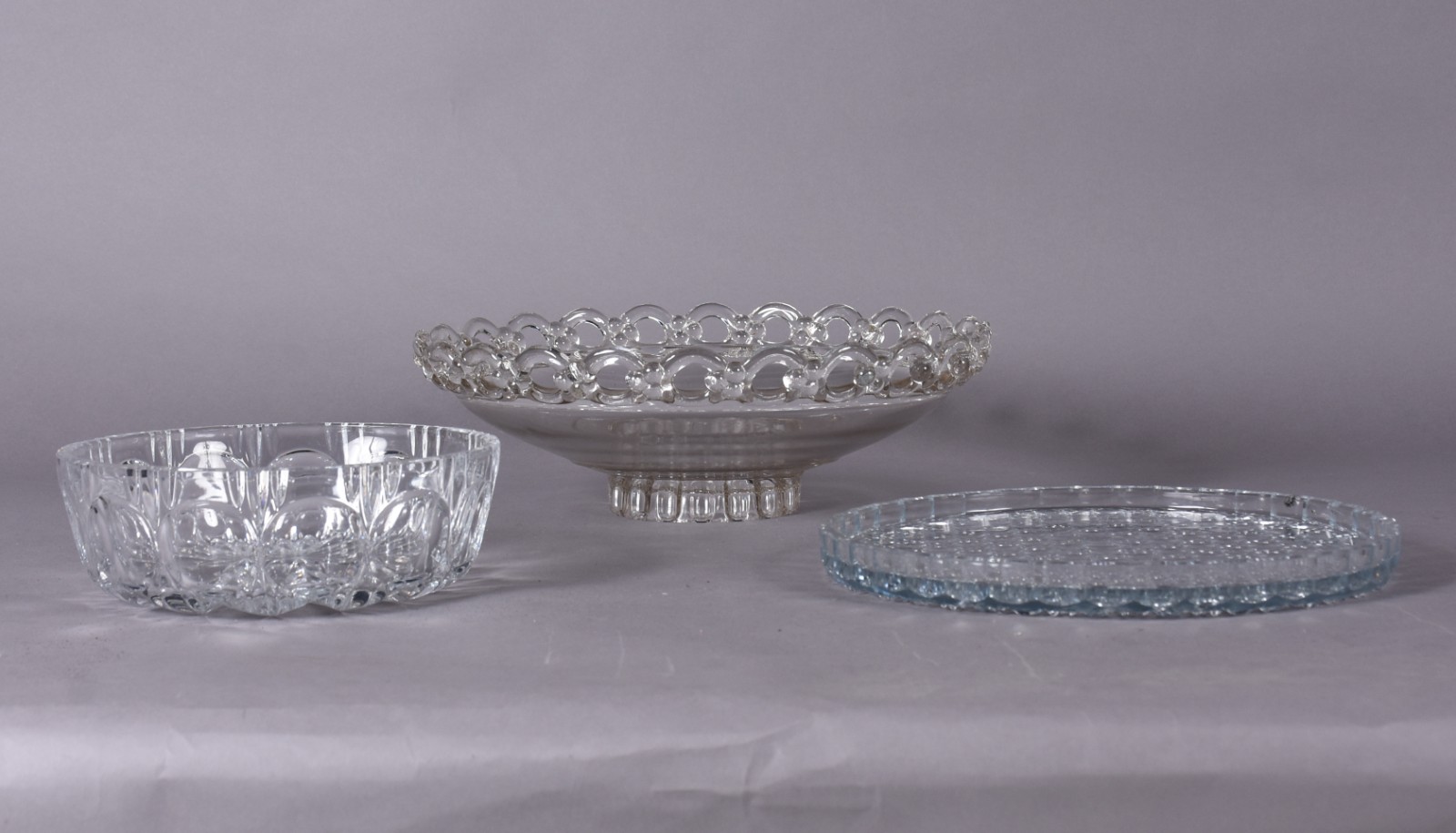 Três peças de cristal, sendo prato para bolo, bowl e centro de mesa. - foto 4 de 8