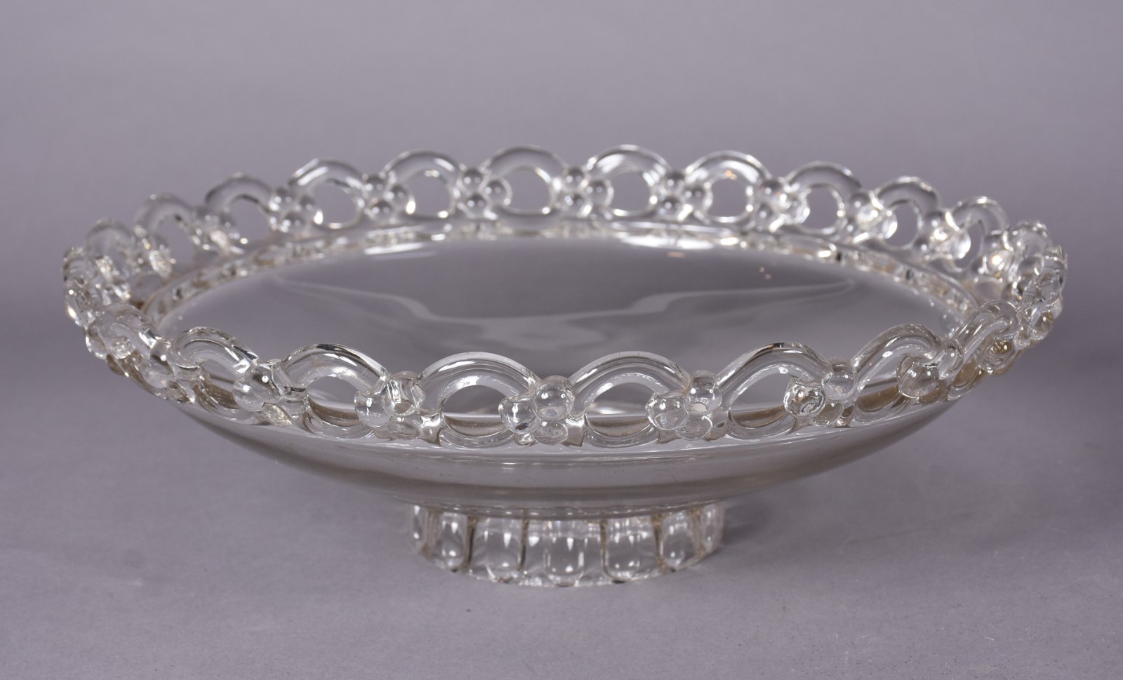 Três peças de cristal, sendo prato para bolo, bowl e centro de mesa. - foto 5 de 8