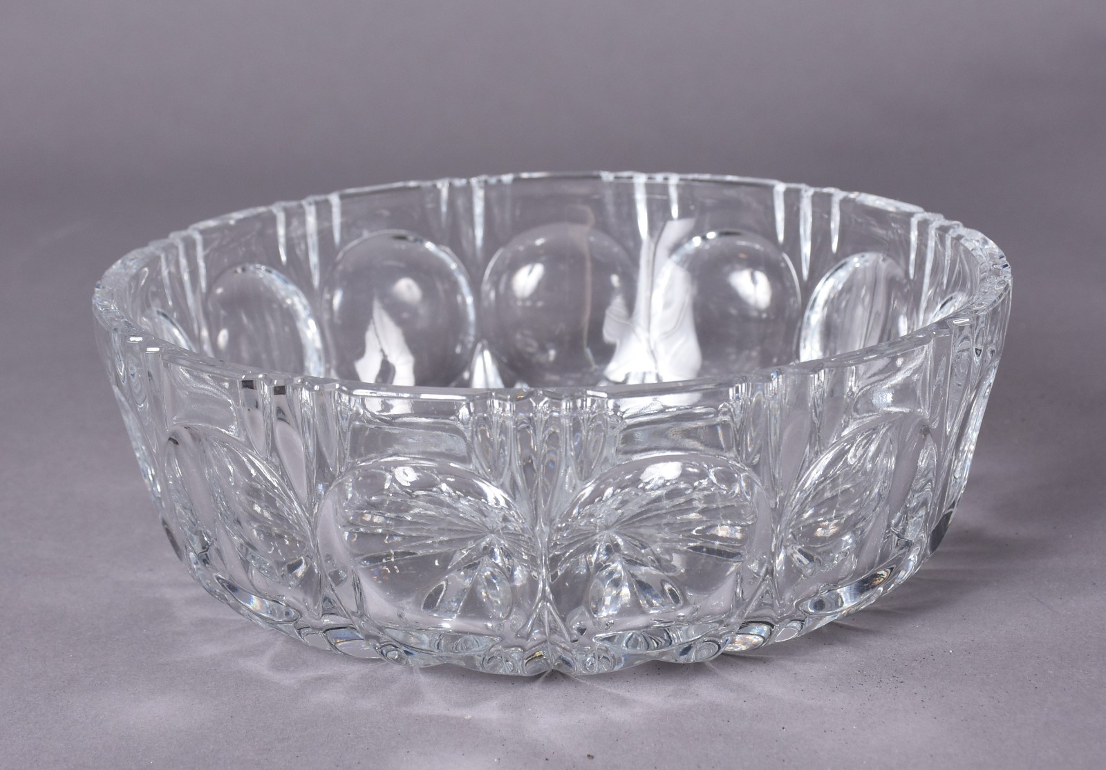 Três peças de cristal, sendo prato para bolo, bowl e centro de mesa. - foto 6 de 8