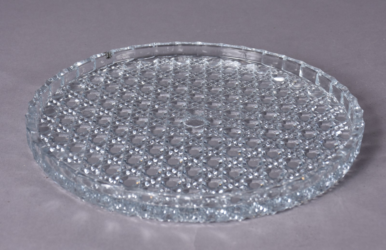 Três peças de cristal, sendo prato para bolo, bowl e centro de mesa. - foto 7 de 8