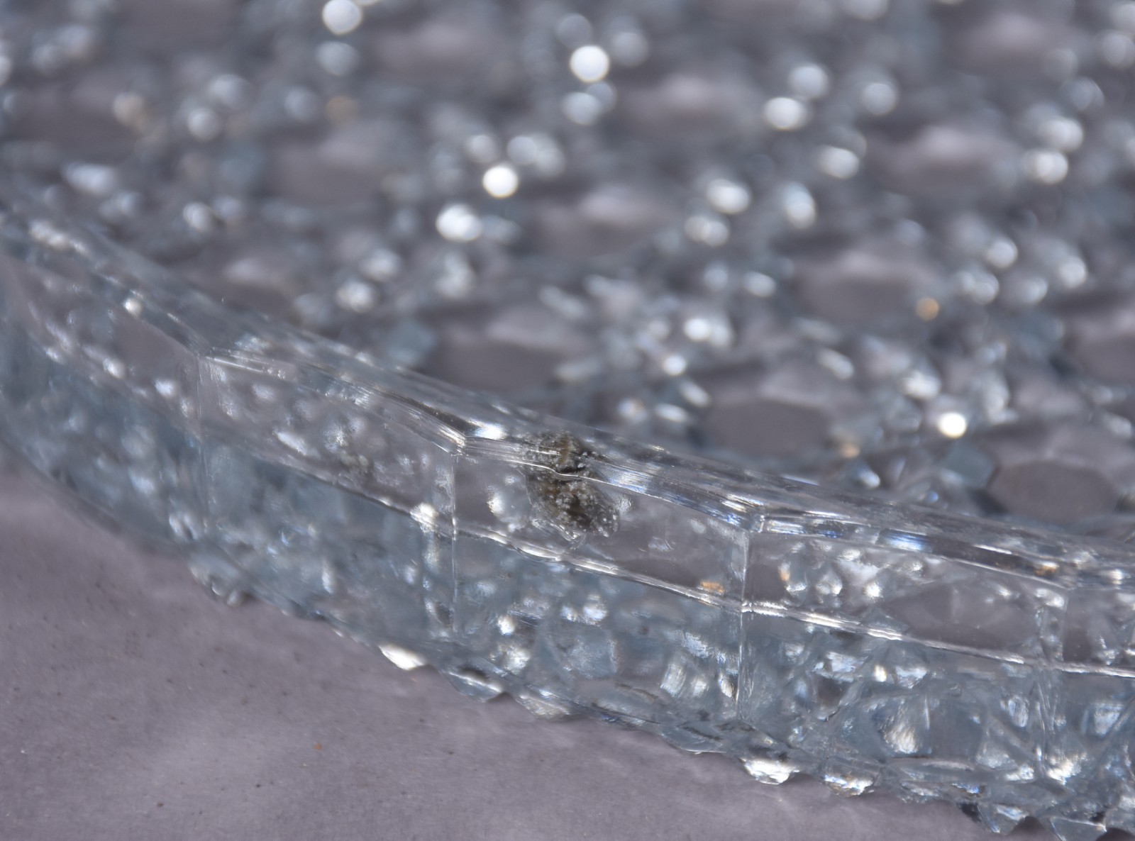Três peças de cristal, sendo prato para bolo, bowl e centro de mesa. - foto 8 de 8