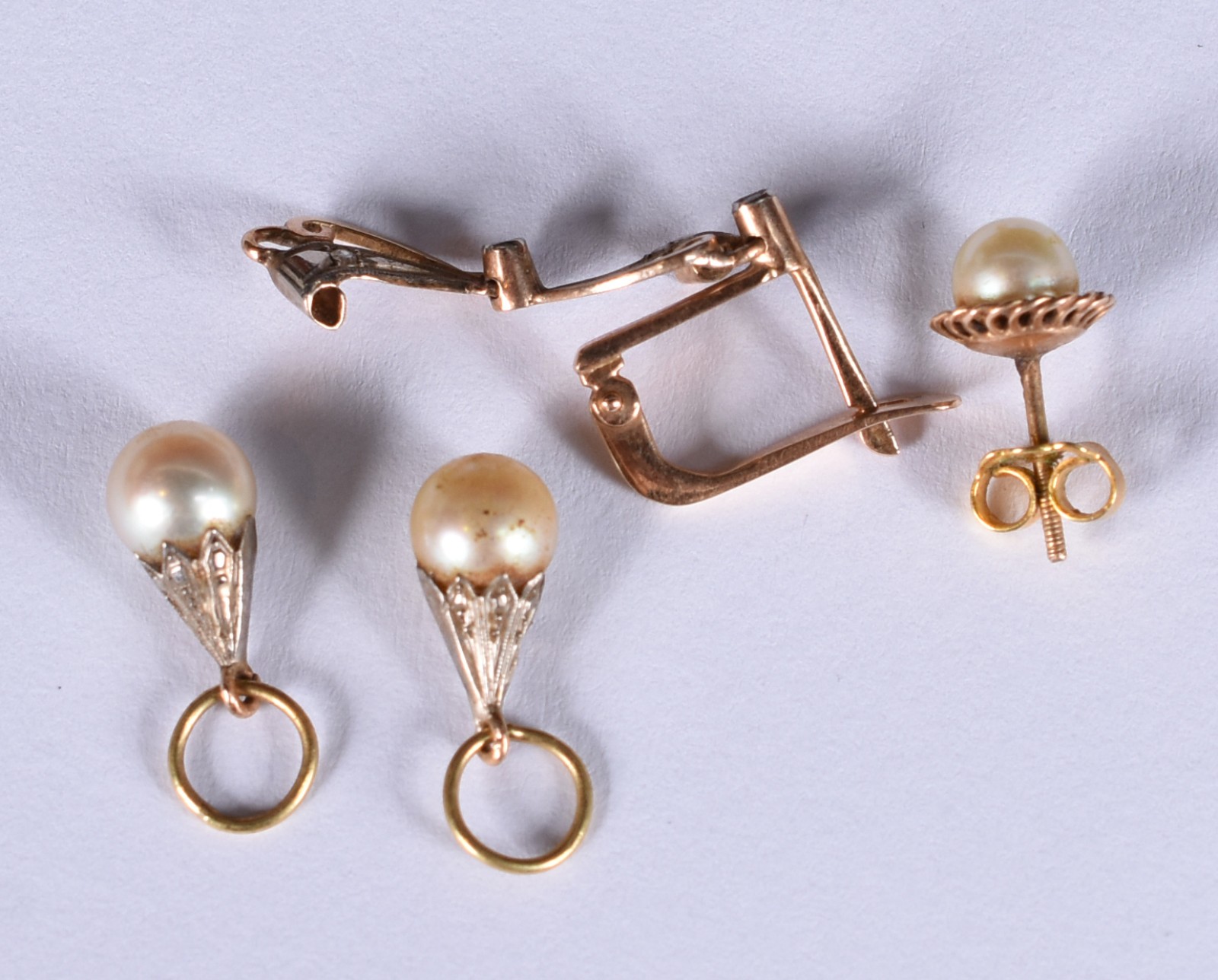 Quatro peças diversas de ouro 18k, sendo: 2 brincos (diferentes), 2... - foto 3 de 4