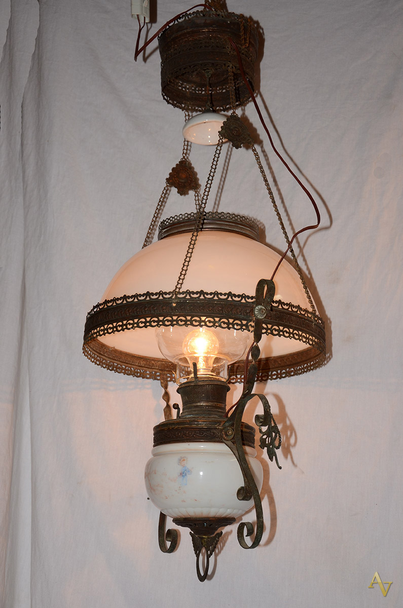 Lustre com bojo de porcelana branca, guarnição de metal, cúpula de...