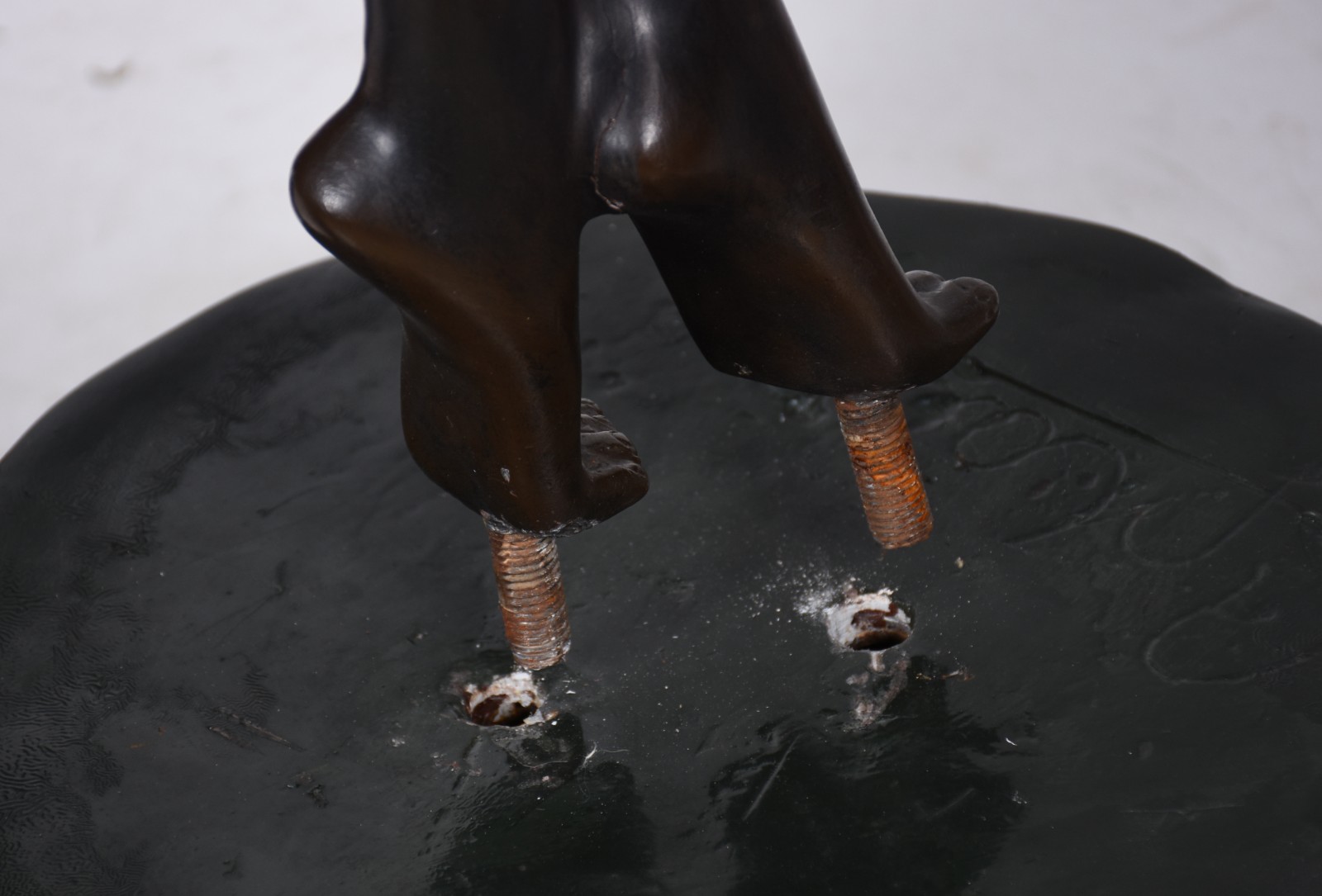 Escultura de liga de metal e resina representando dançarina sobre... - foto 11 de 11