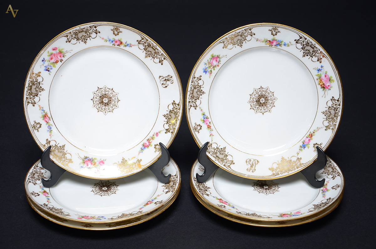 Seis pratos de sobremesa de porcelana decorado com flores em... - foto 1 de 2