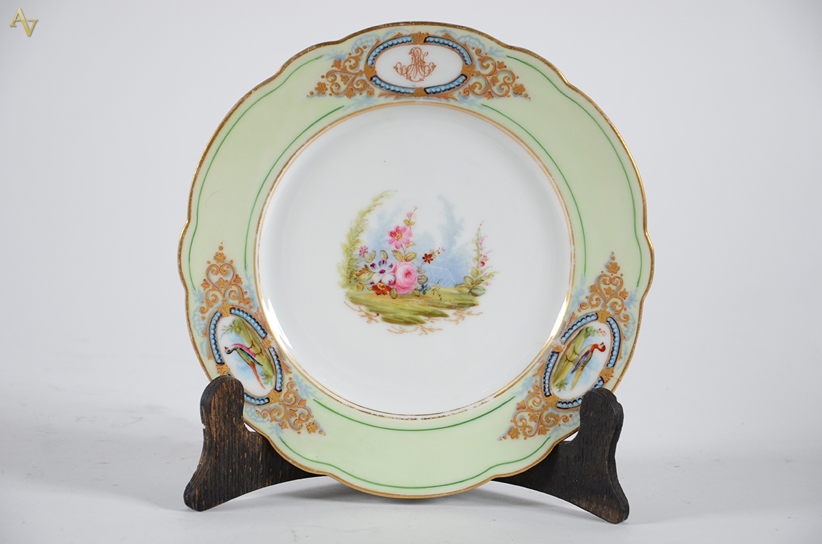MARQUESA DE VALENÇA - (Ilídia Mafalda de Souza) - Prato de porcelana... - foto 1 de 2