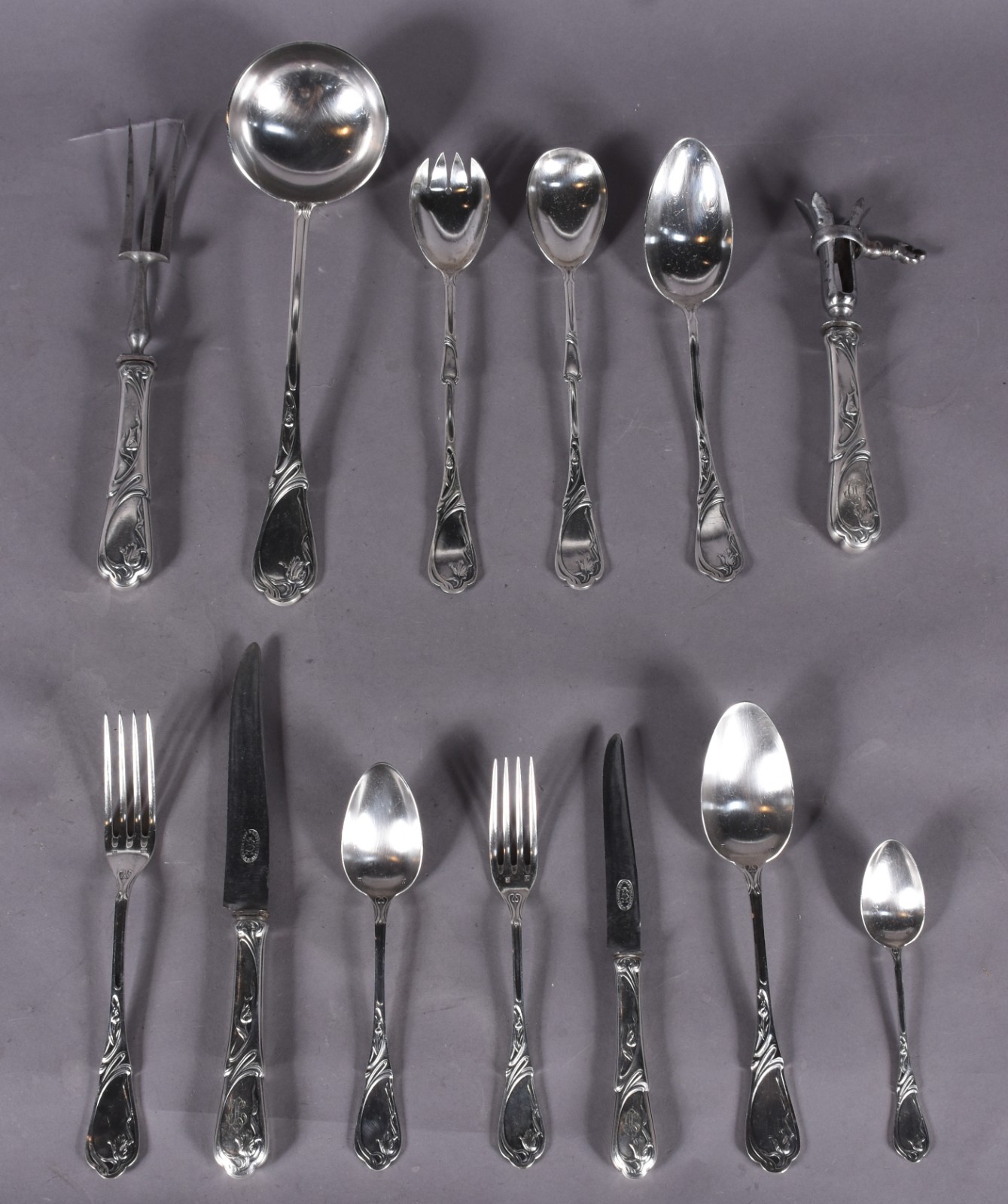 Faqueiro de metal prateado, composto de: 11 garfos, 12 colheres, 12... - foto 1 de 10