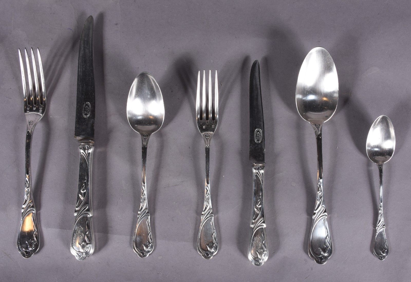 Faqueiro de metal prateado, composto de: 11 garfos, 12 colheres, 12... - foto 2 de 10