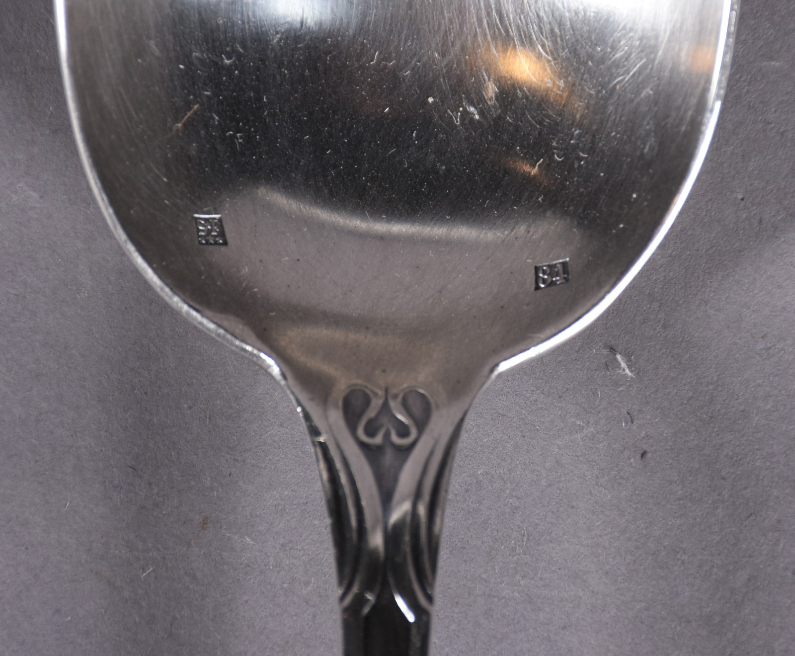 Faqueiro de metal prateado, composto de: 11 garfos, 12 colheres, 12... - foto 7 de 10