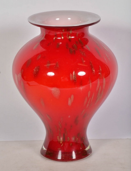 Vaso de murano vermelho com pó de ouro. Alt. 35 cm.