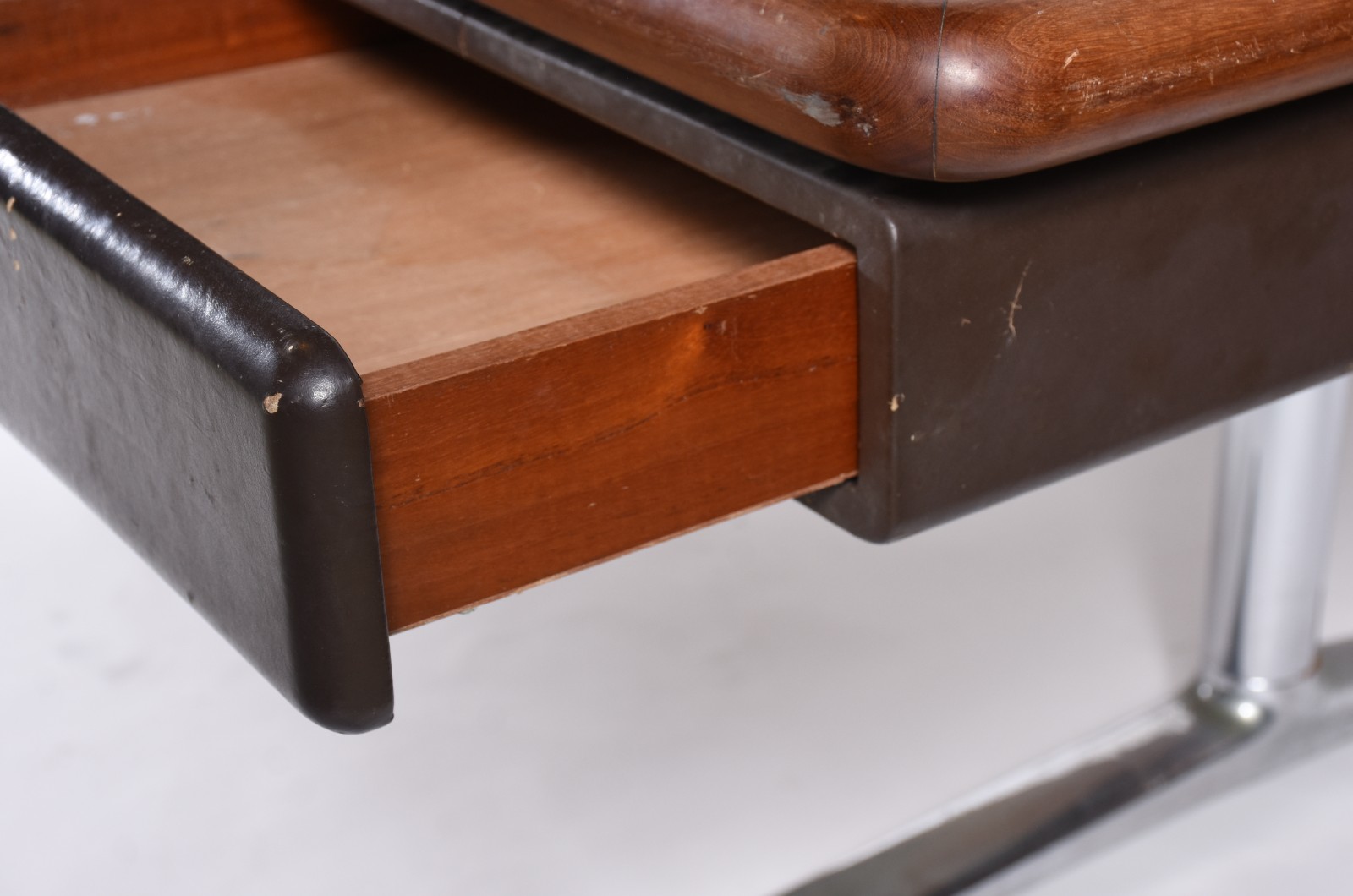 Mesa de escritório de madeira nobre, tampo retangular com duas... - foto 8 de 10