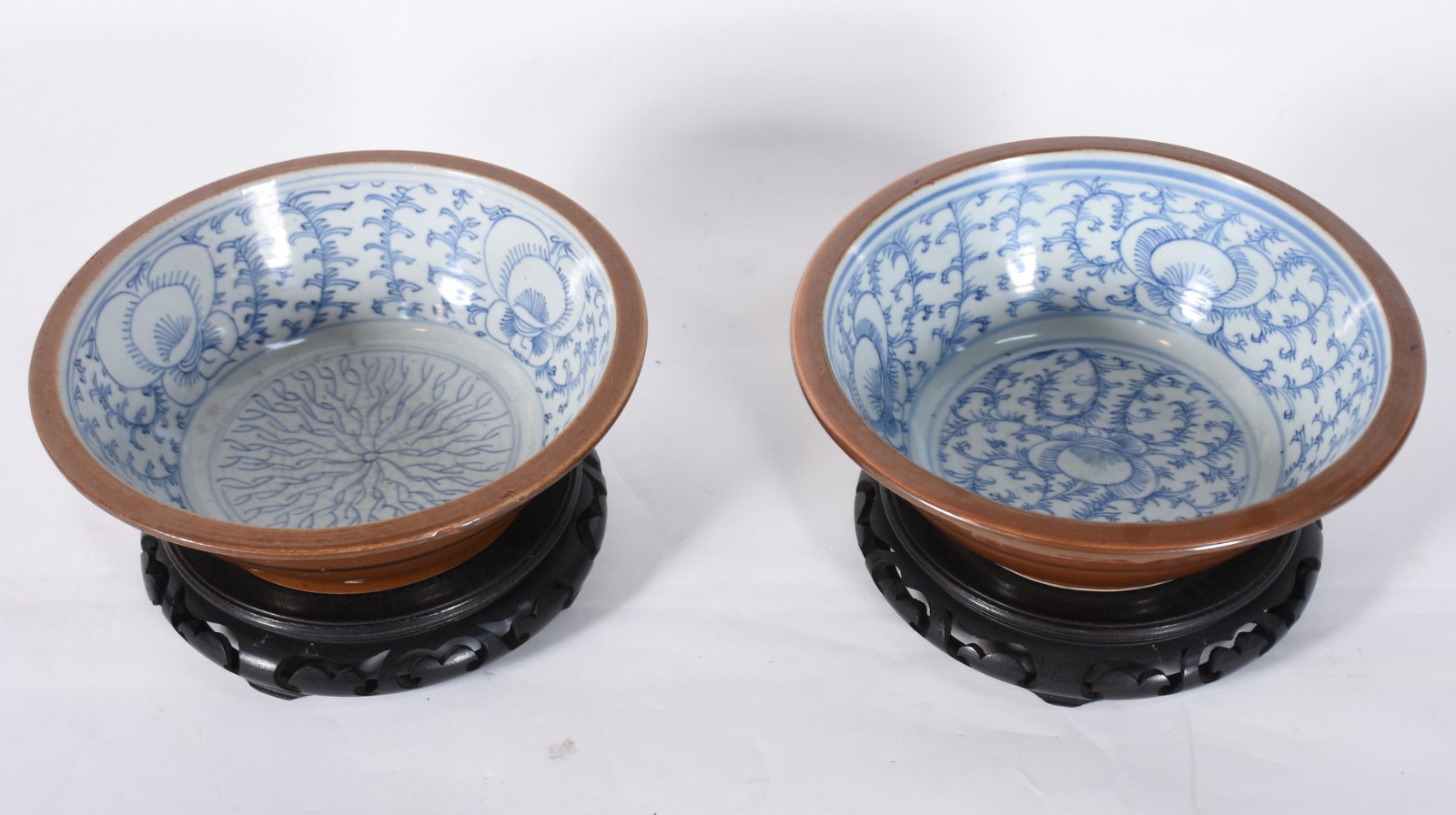 Par de bowls de porcelana chinesa parte interna em azul e branco e... - foto 1 de 6