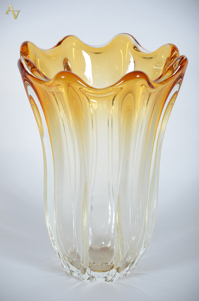 Vaso canelado de murano na cor ambar. Alt. 35 cm - diam. 26 cm.