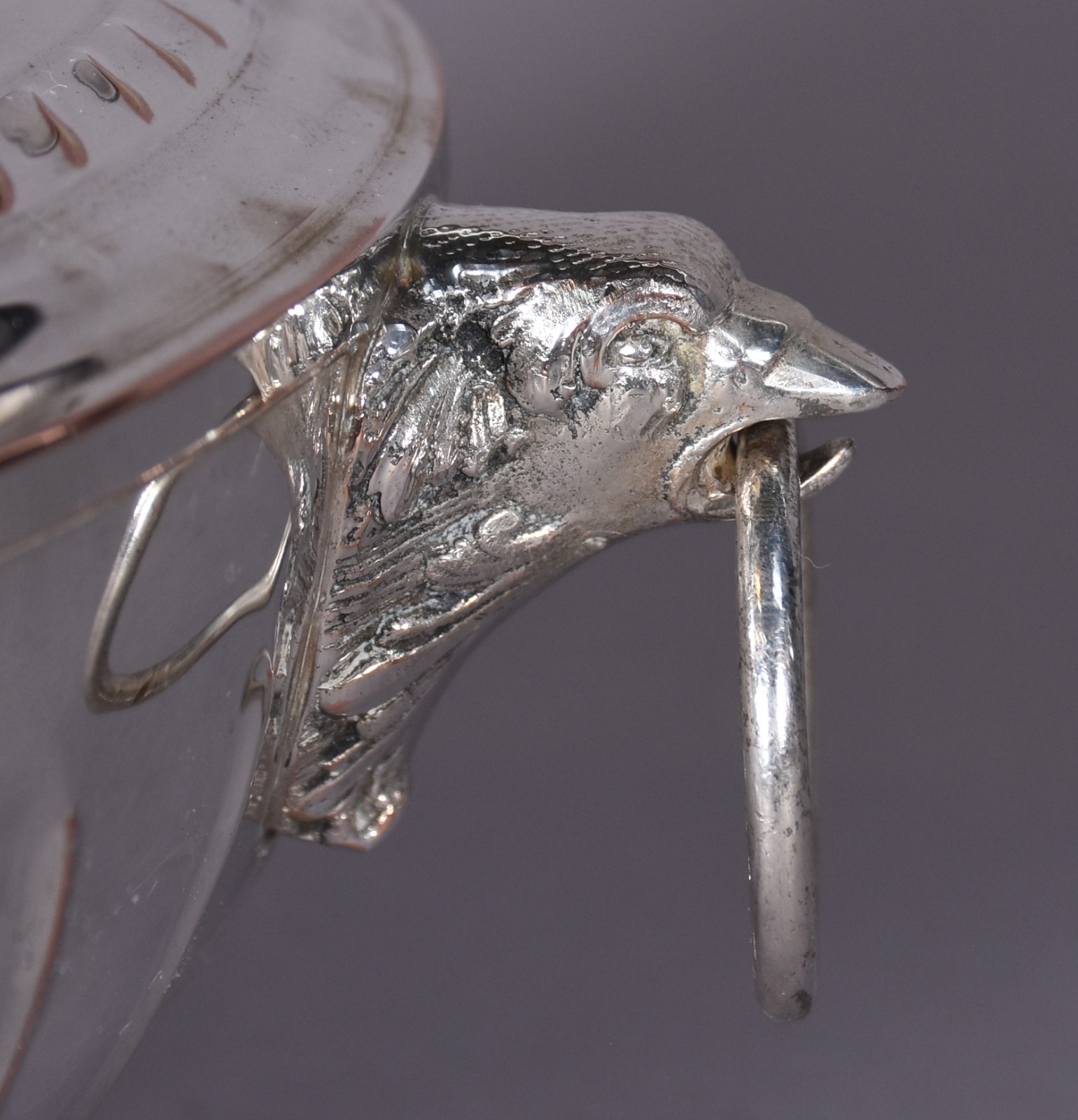 Sopeira de metal prateado, pegas na forma de Águia com argolas, pega... - foto 4 de 8