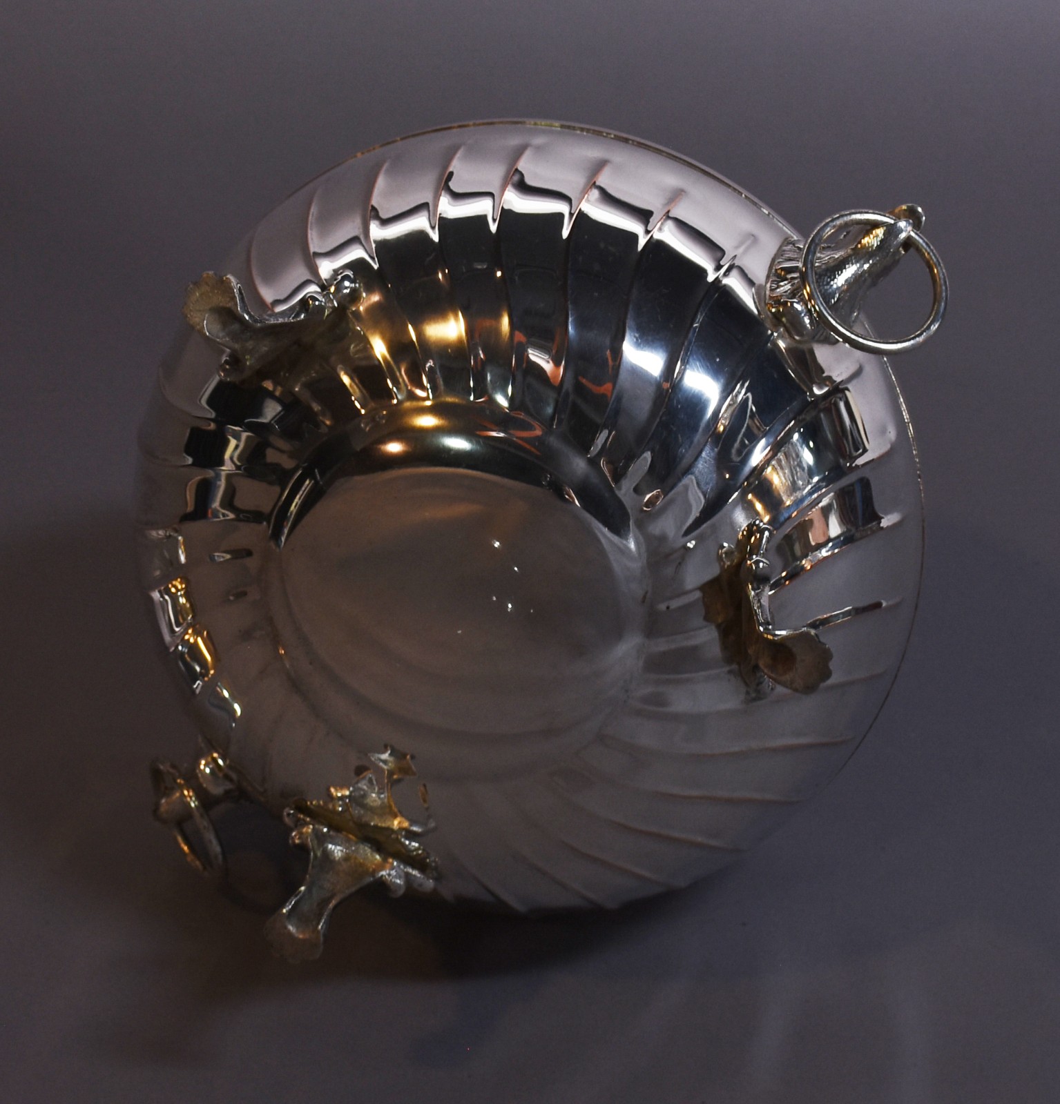 Sopeira de metal prateado, pegas na forma de Águia com argolas, pega... - foto 6 de 8