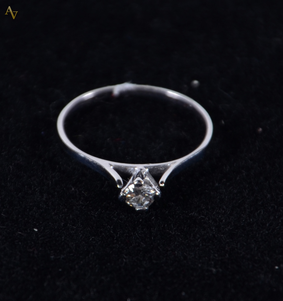 Anel solitário de ouro branco 0.20 ct - peso: 1,1 gr.