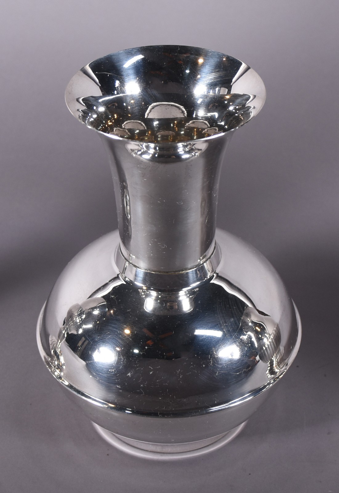 Três peças de metal prateado, sendo jarra para água e 2 vasos. - foto 4 de 6