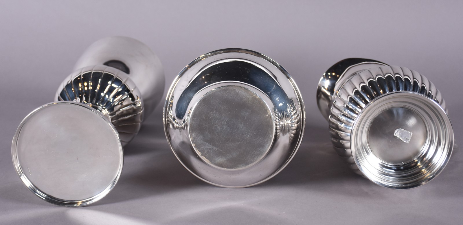 Três peças de metal prateado, sendo jarra para água e 2 vasos. - foto 6 de 6
