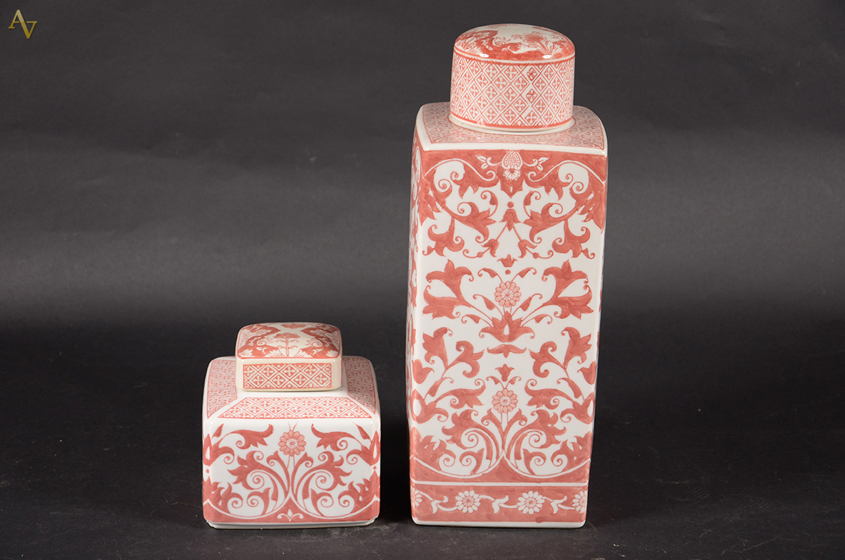 Dois potes de cerâmica chinesa com desenhos florais. Alts. 16 e 43 cm.