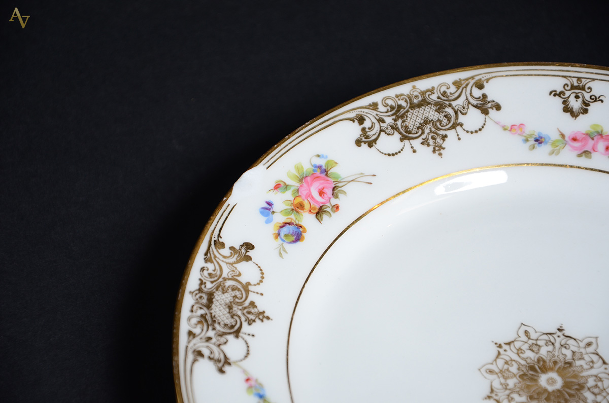 Seis pratos de sobremesa de porcelana decorado com flores em... - foto 2 de 2