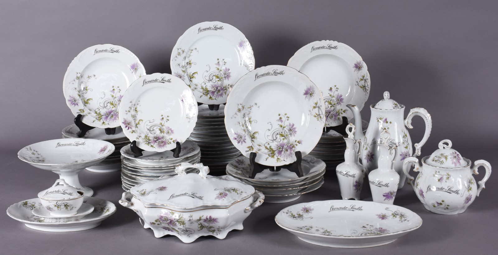 Aparelho de jantar de porcelana branca com flores em policromia e... - foto 1 de 8