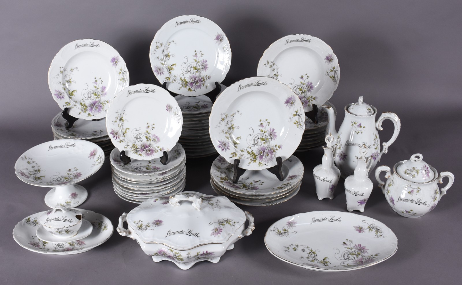 Aparelho de jantar de porcelana branca com flores em policromia e... - foto 2 de 8