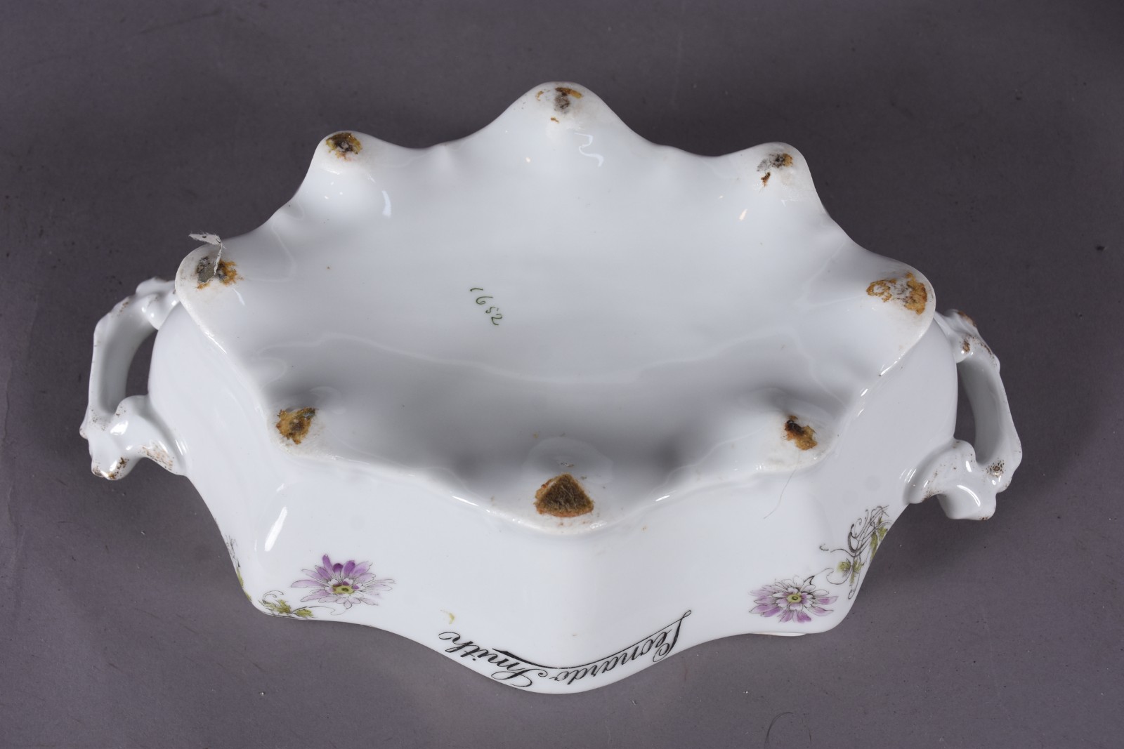 Aparelho de jantar de porcelana branca com flores em policromia e... - foto 5 de 8