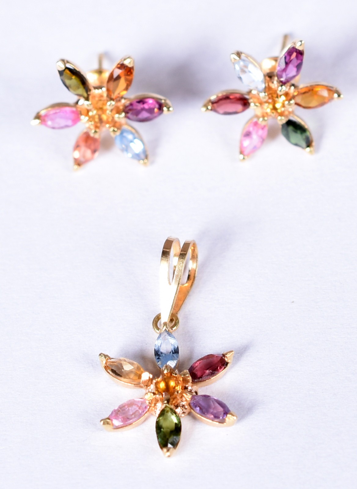 Par de brincos de ouro 18k em forma de flor e pingente (Por motivos... - foto 1 de 5