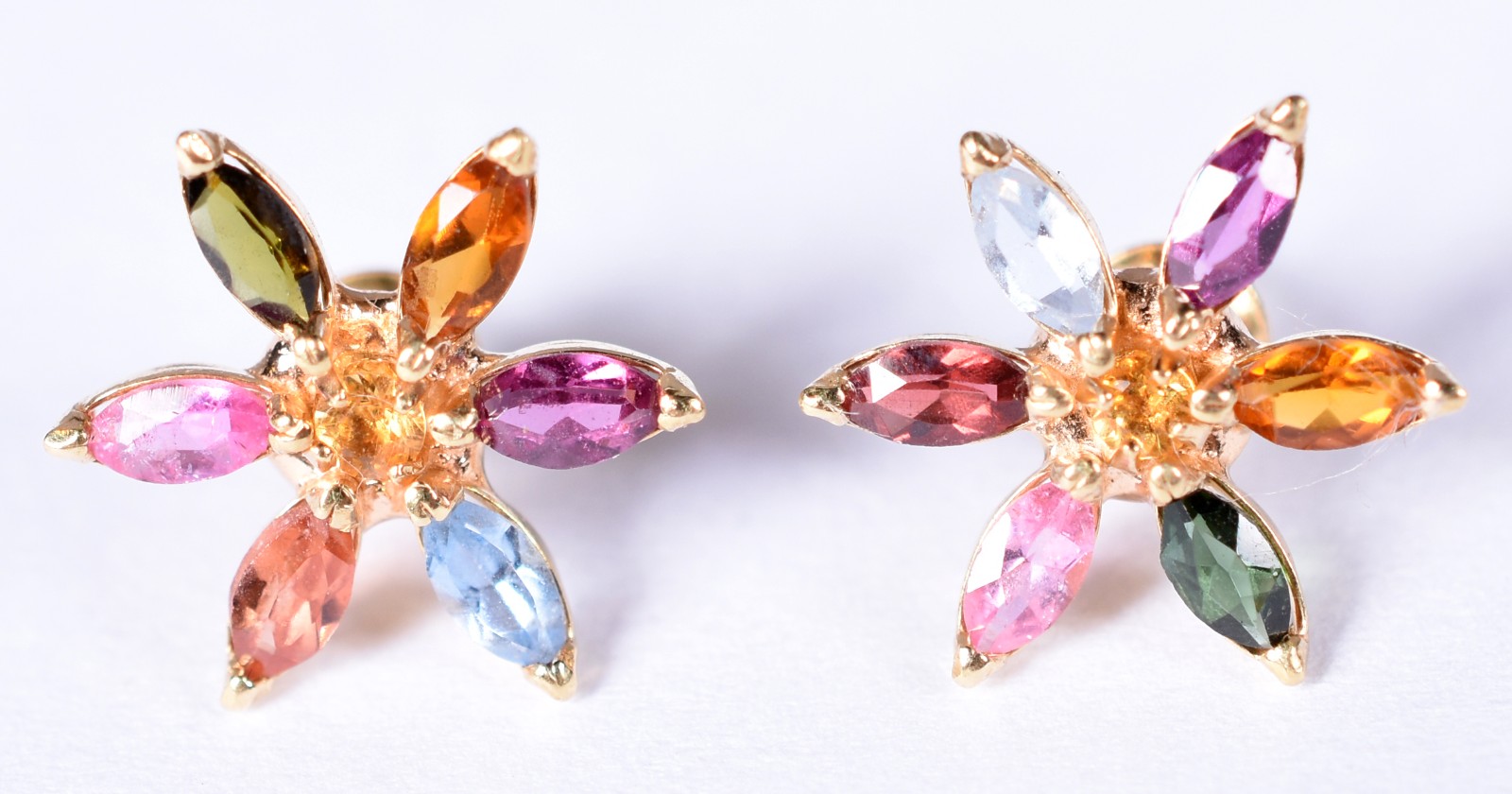 Par de brincos de ouro 18k em forma de flor e pingente (Por motivos... - foto 2 de 5