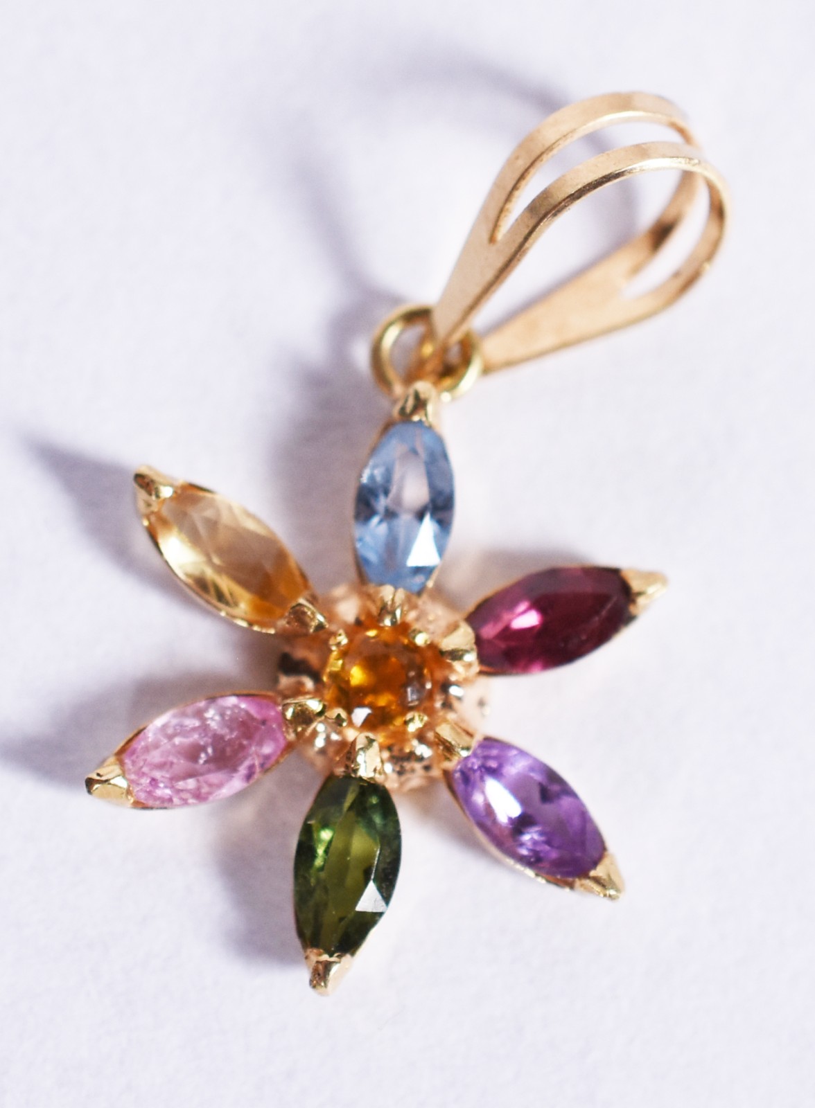 Par de brincos de ouro 18k em forma de flor e pingente (Por motivos... - foto 3 de 5