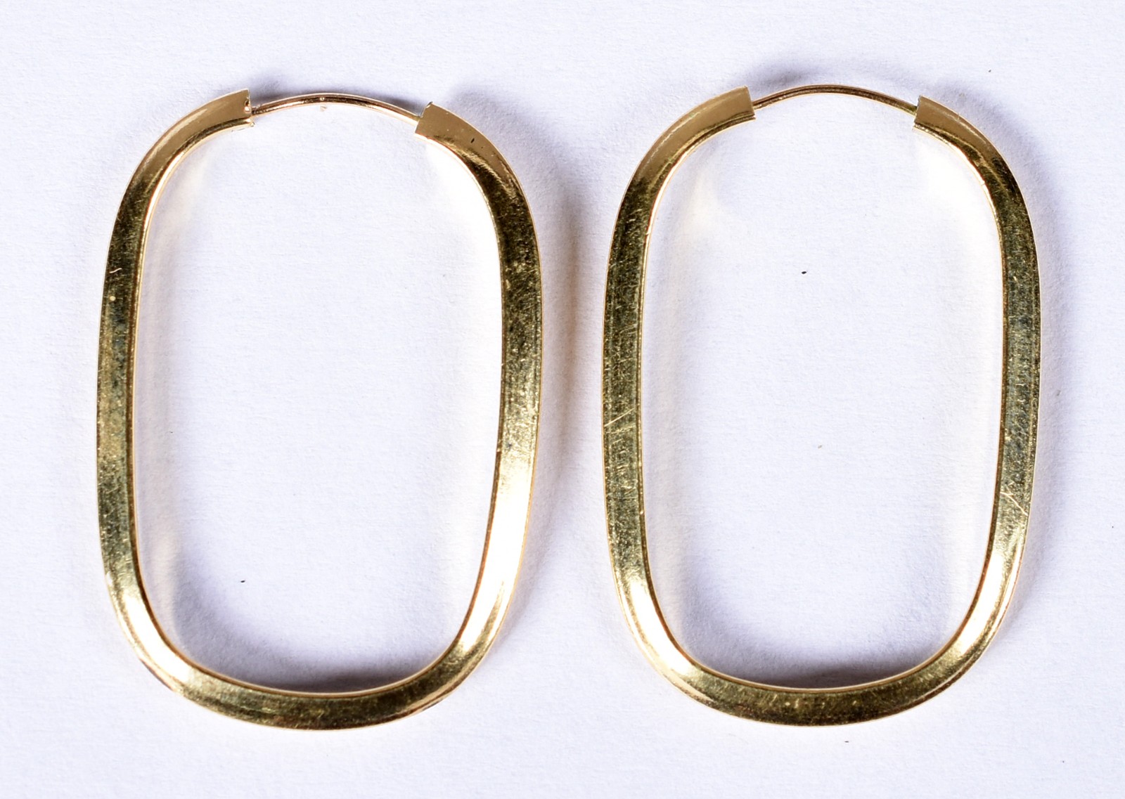 Par de brincos de ouro 18 k contraste 750 feitio oval (Por motivos de... - foto 1 de 3