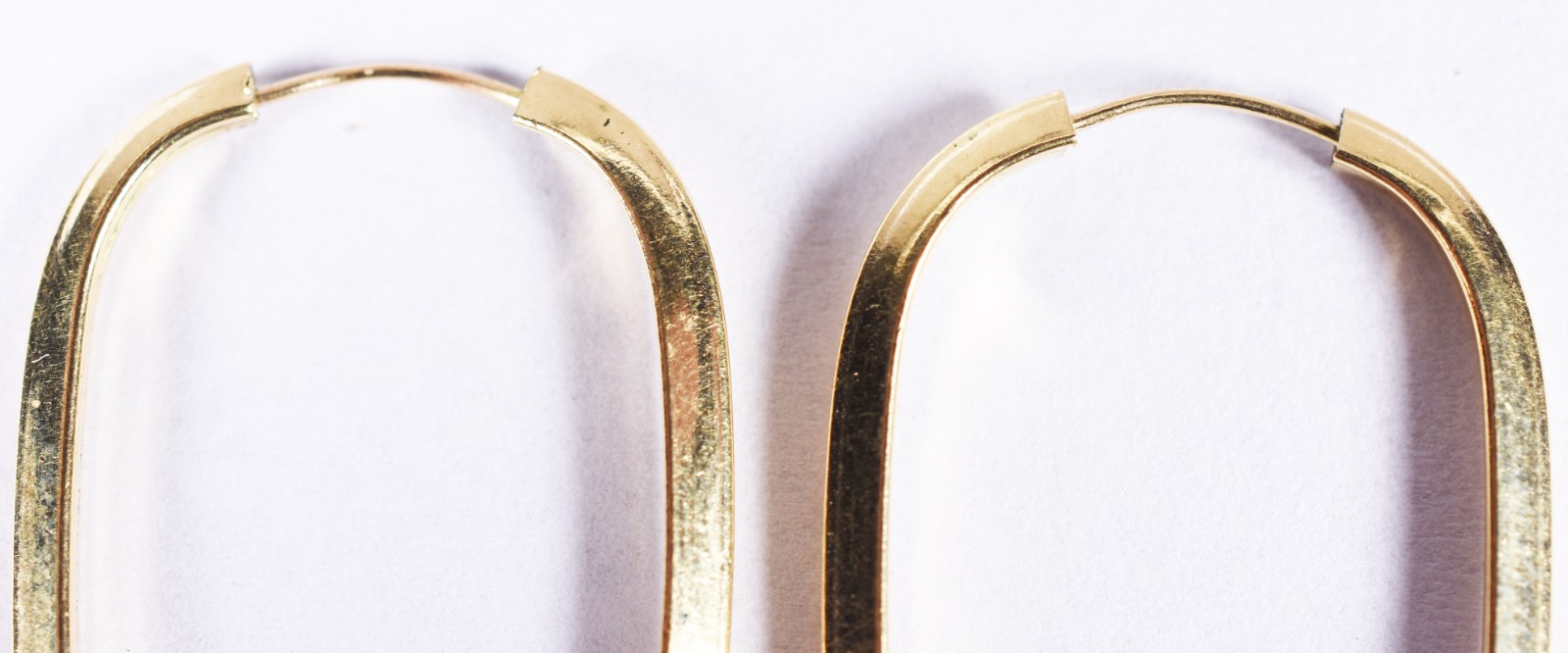 Par de brincos de ouro 18 k contraste 750 feitio oval (Por motivos de... - foto 3 de 3