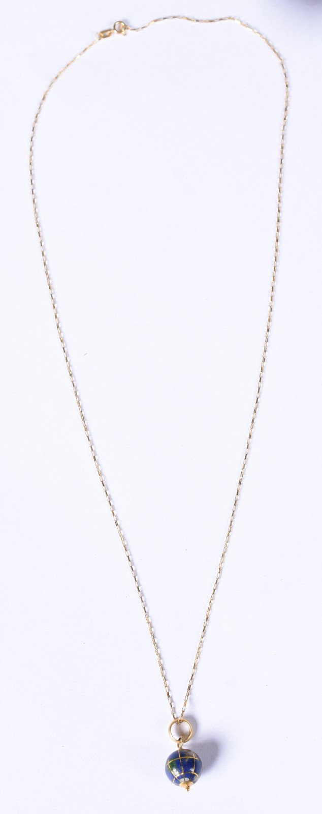 Colar de ouro 18 k com pingente em forma de globo (Por motivos de... - foto 2 de 3