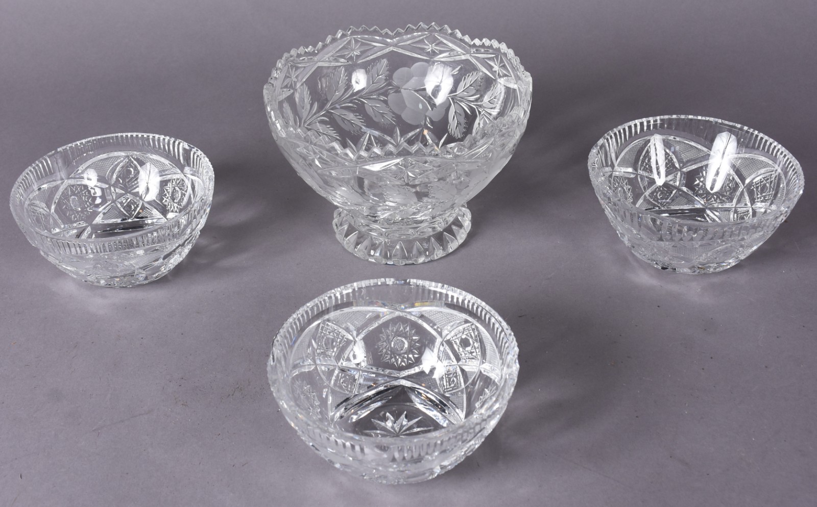 Diversas peças de cristal, sendo: bomboniere com base de metal, 3... - foto 2 de 5