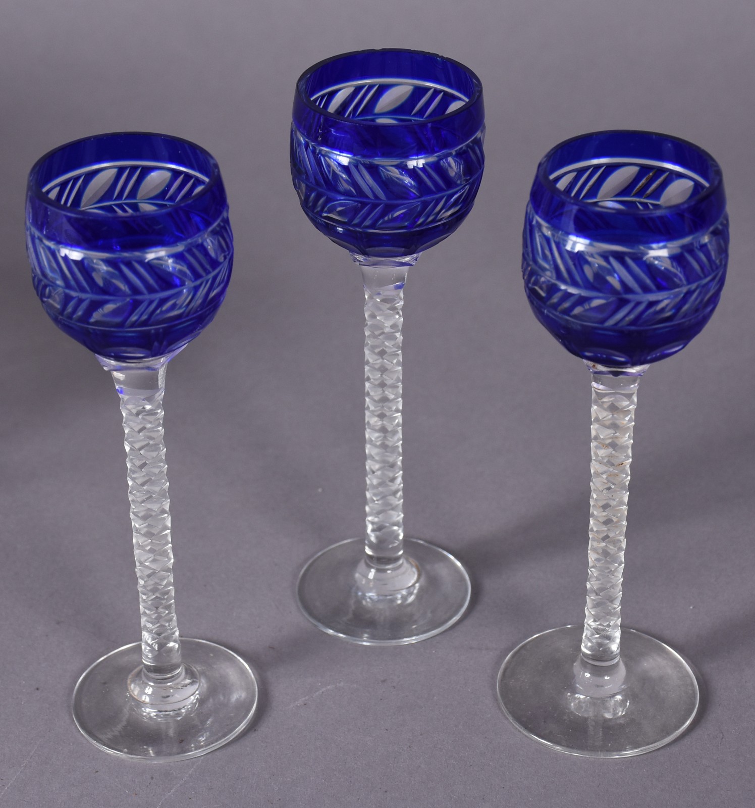 Diversas peças de cristal, sendo: bomboniere com base de metal, 3... - foto 3 de 5