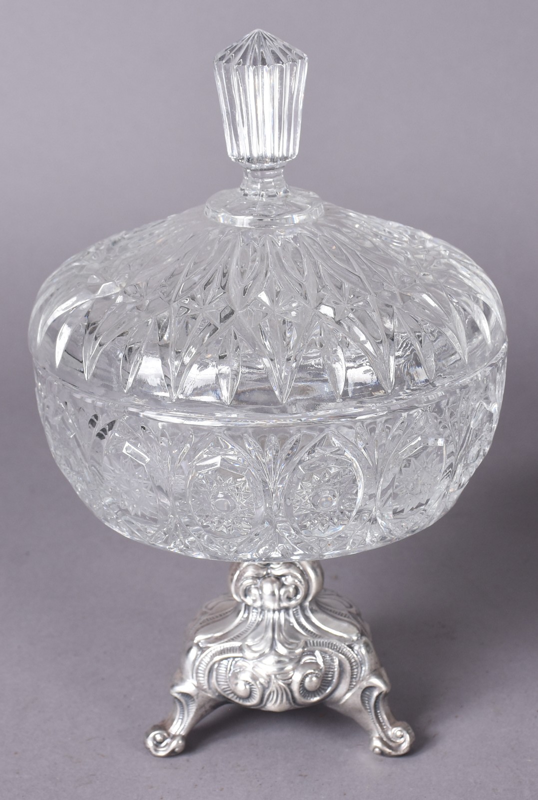 Diversas peças de cristal, sendo: bomboniere com base de metal, 3... - foto 4 de 5