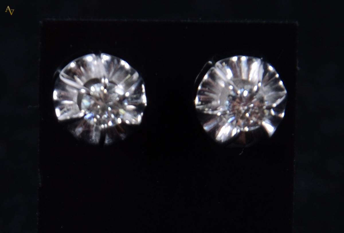 Par de brincos solitários - 0,40 ct - peso: 3.0 gr.