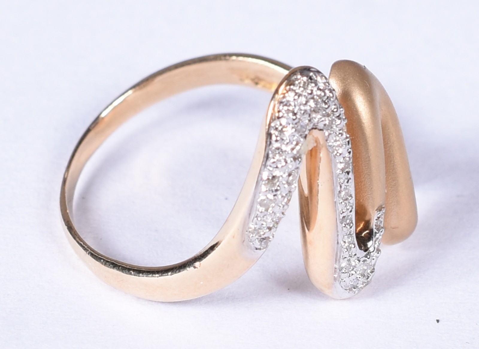 Anel de ouro 18 k contraste 750 cravejado com brilhantes, aro 21 (Por... - foto 2 de 5