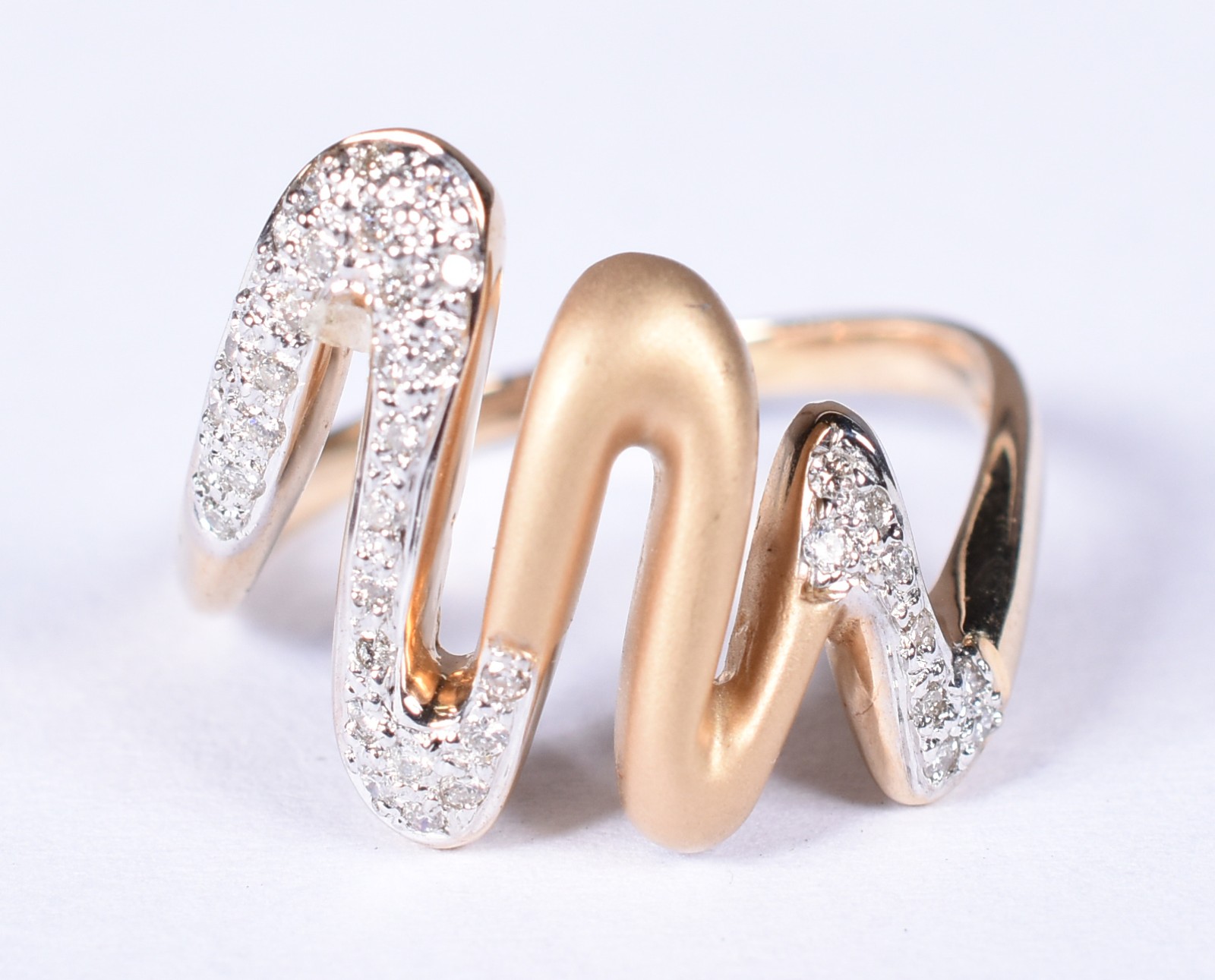 Anel de ouro 18 k contraste 750 cravejado com brilhantes, aro 21 (Por... - foto 3 de 5