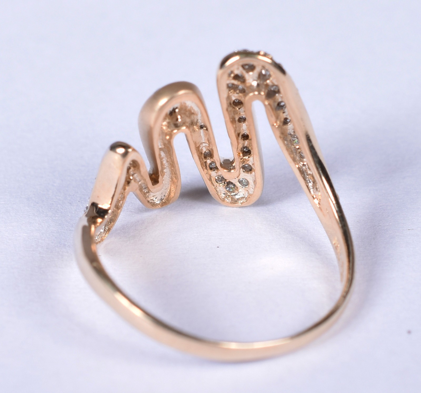Anel de ouro 18 k contraste 750 cravejado com brilhantes, aro 21 (Por... - foto 4 de 5
