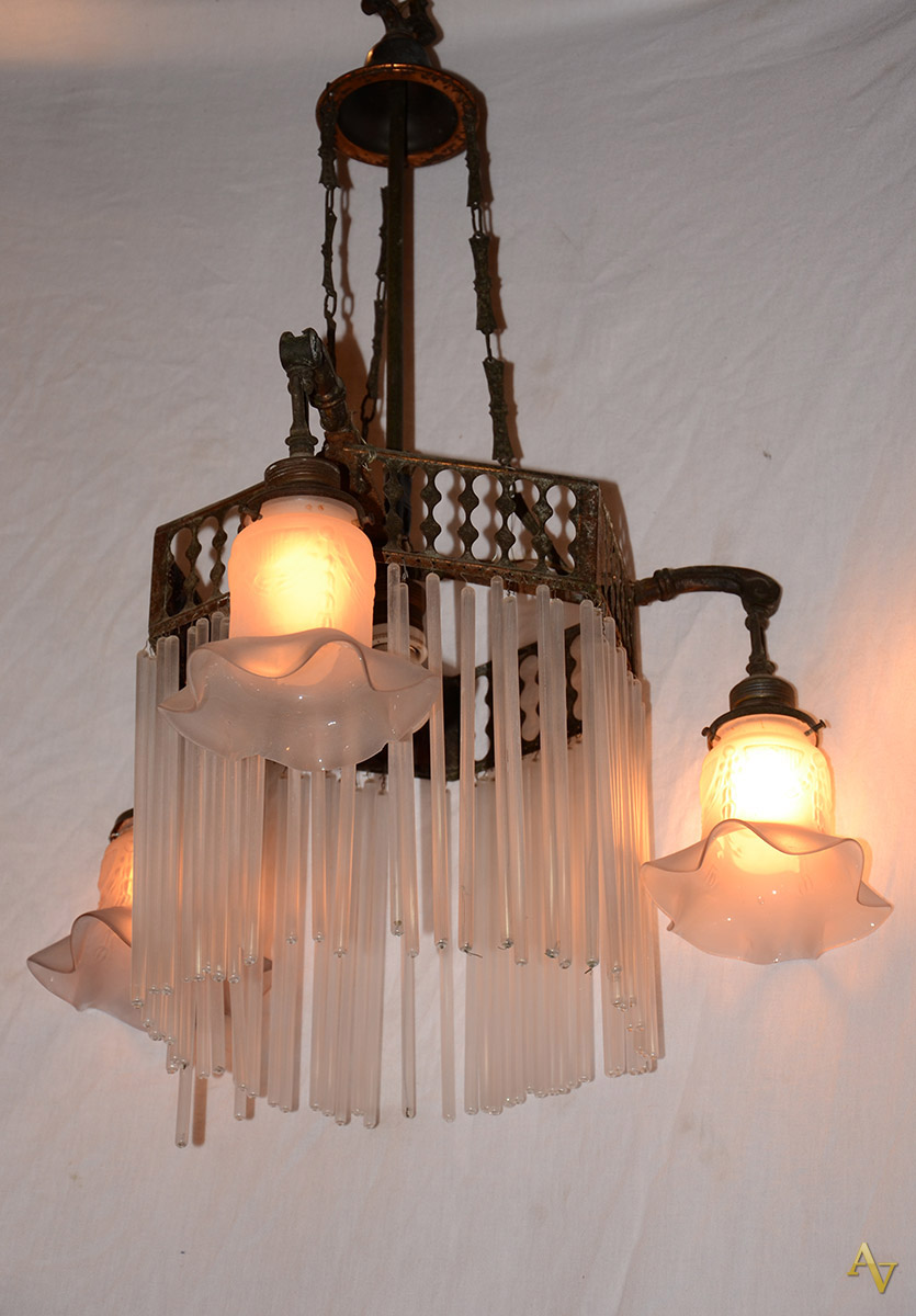 Antigo lustre de metal feitio sextavado com canutilhos e 3 mangas de...