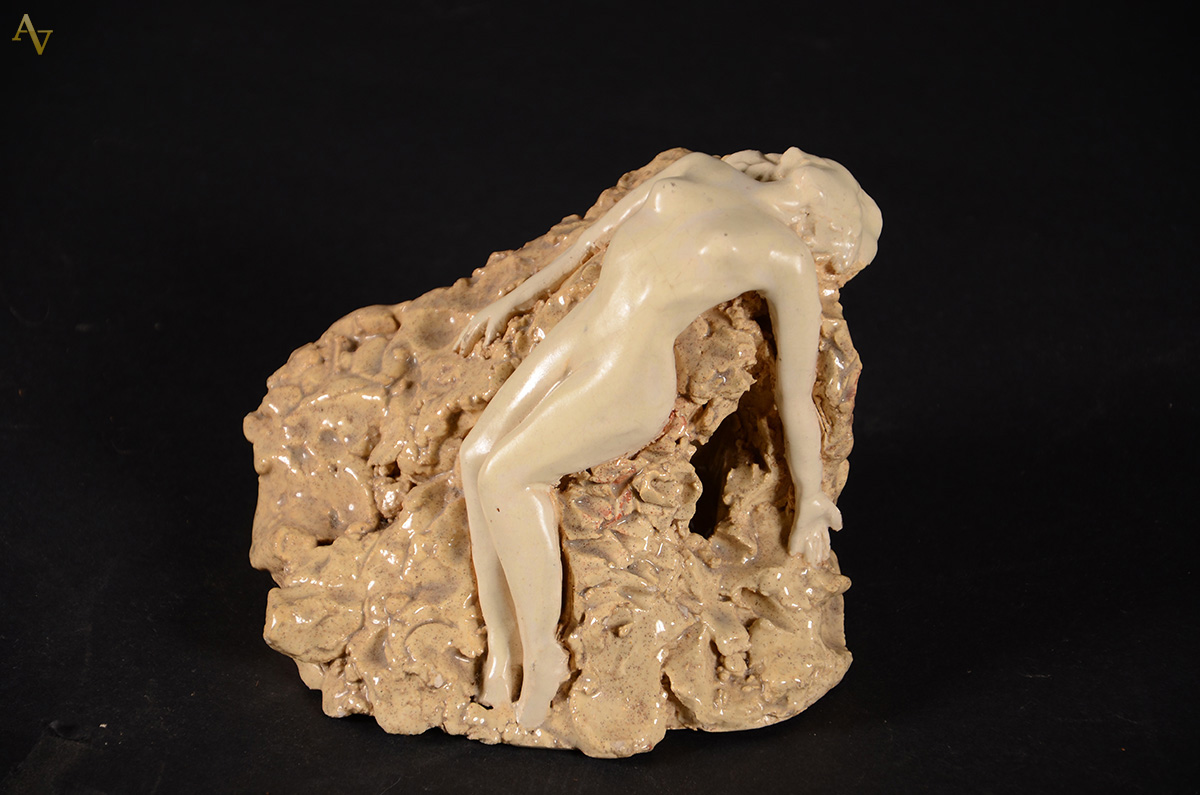 Escultura representando figura feminina em cerâmica. Alt. 13 cm.