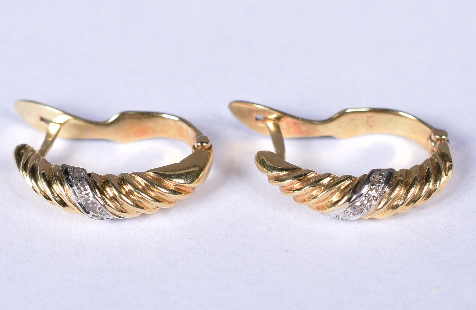 Par de brincos meia argola de ouro 18 k contraste 750 (Por motivos de... - foto 1 de 5