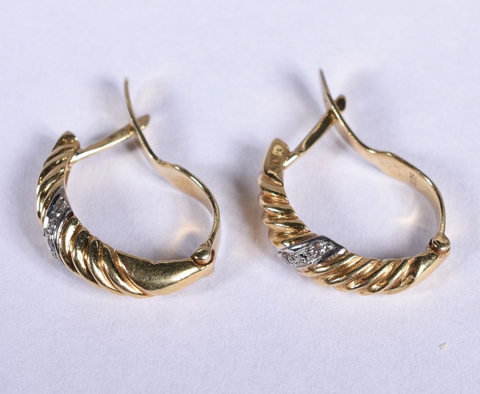 Par de brincos meia argola de ouro 18 k contraste 750 (Por motivos de... - foto 2 de 5
