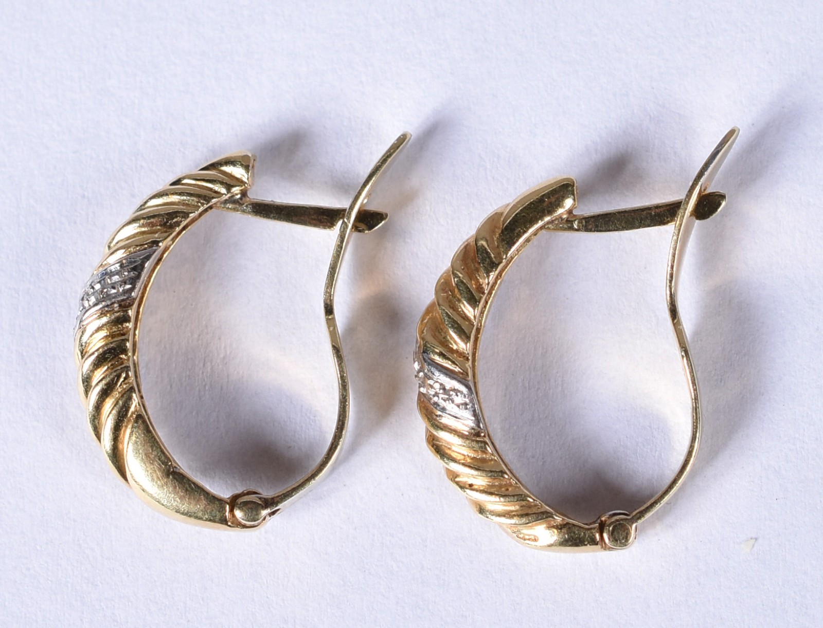 Par de brincos meia argola de ouro 18 k contraste 750 (Por motivos de... - foto 3 de 5