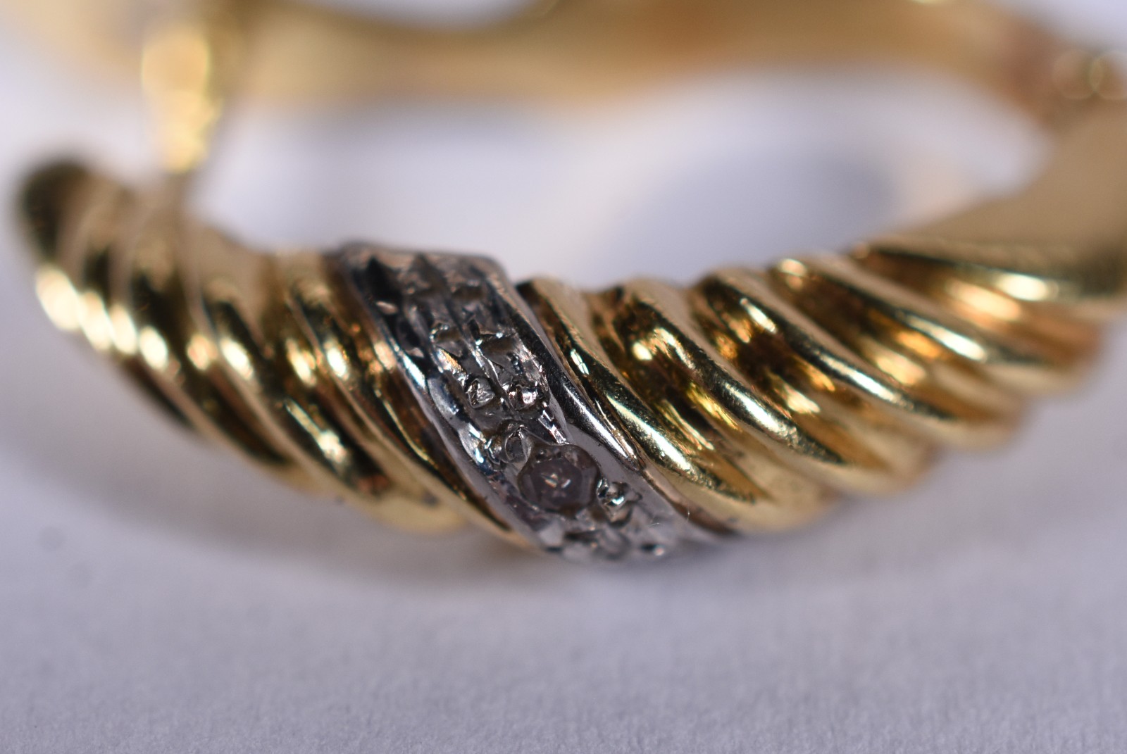 Par de brincos meia argola de ouro 18 k contraste 750 (Por motivos de... - foto 5 de 5