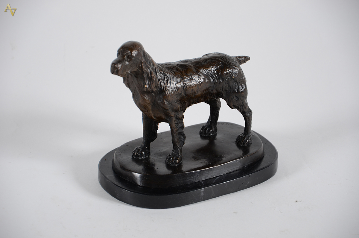 MARCEL DEBUT (França, 1865 - 1933). Cocker Anglais. Escultura em...