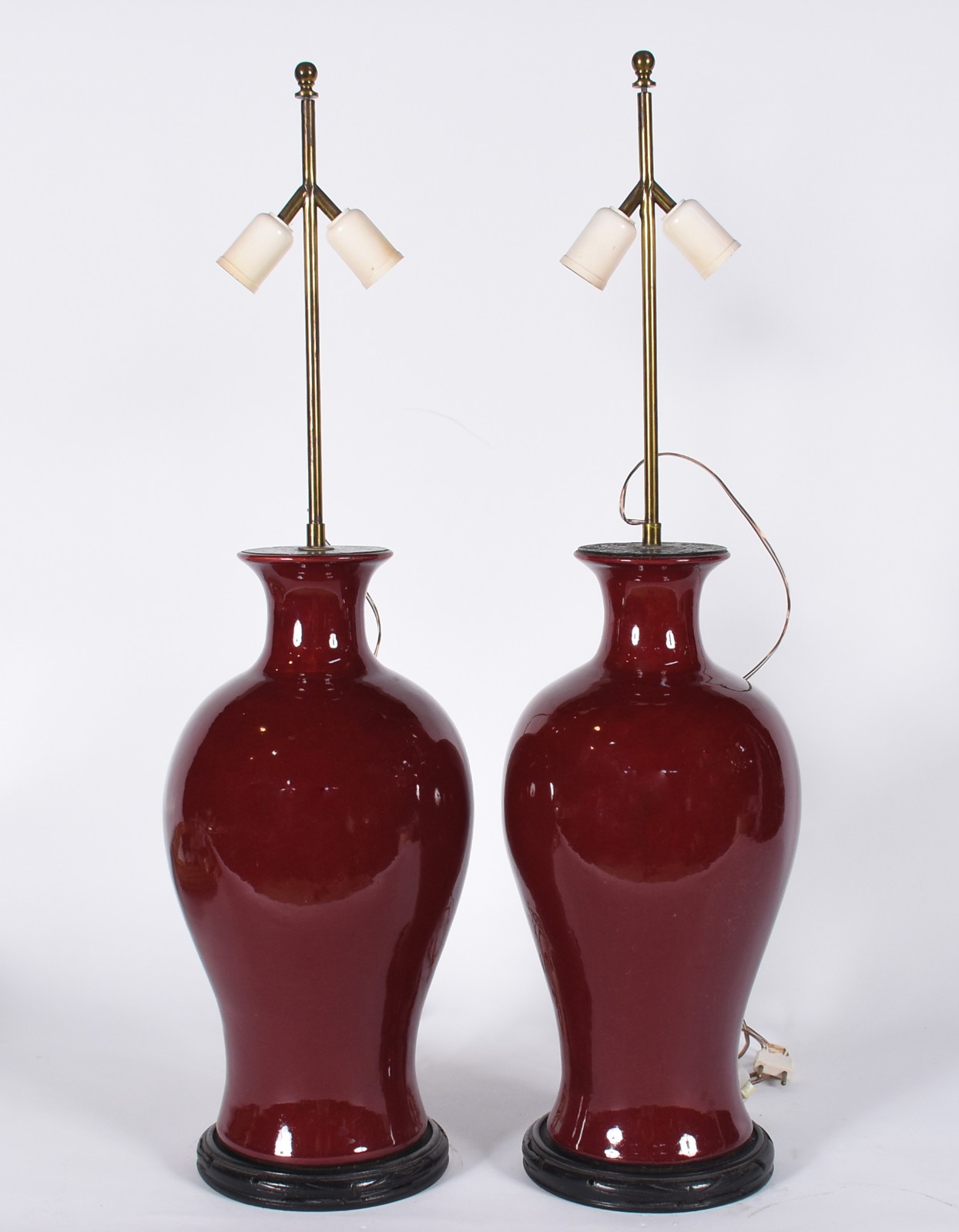 Par de abatjoures de porcelana oriental "sangue de boi", flambé, com... - foto 2 de 4